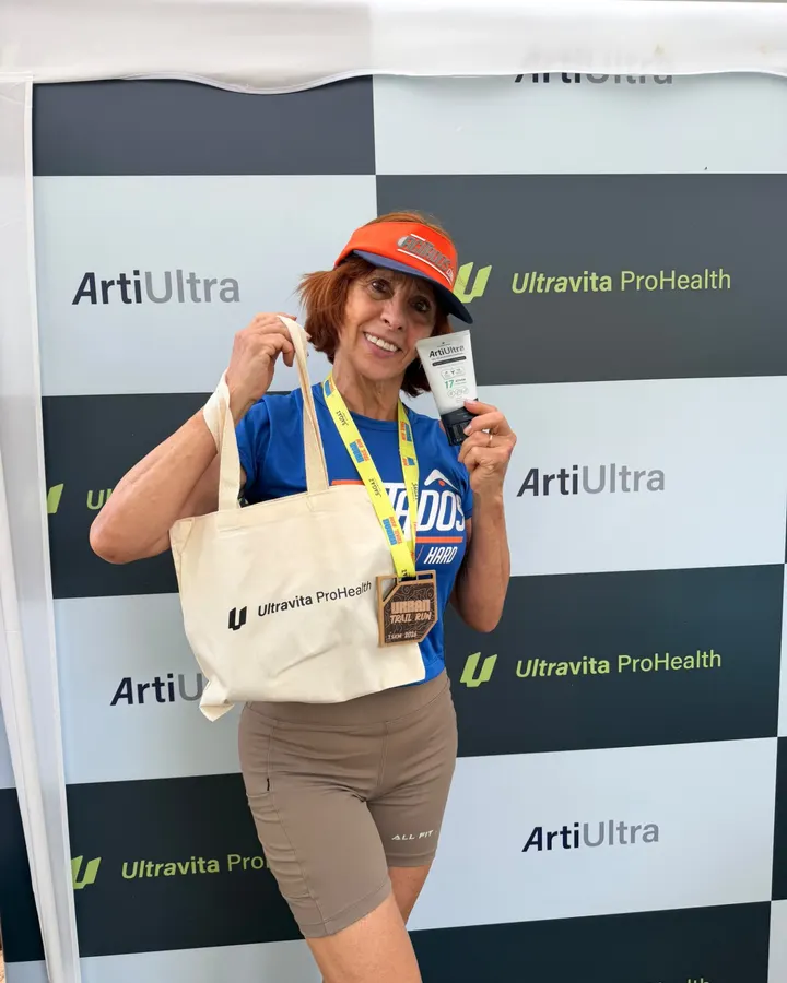Cliente segurando o ArtiUltra Gel no estande