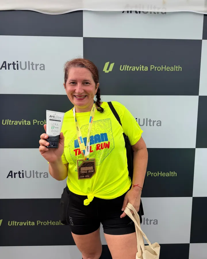 Cliente com o ArtiUltra Gel na mão