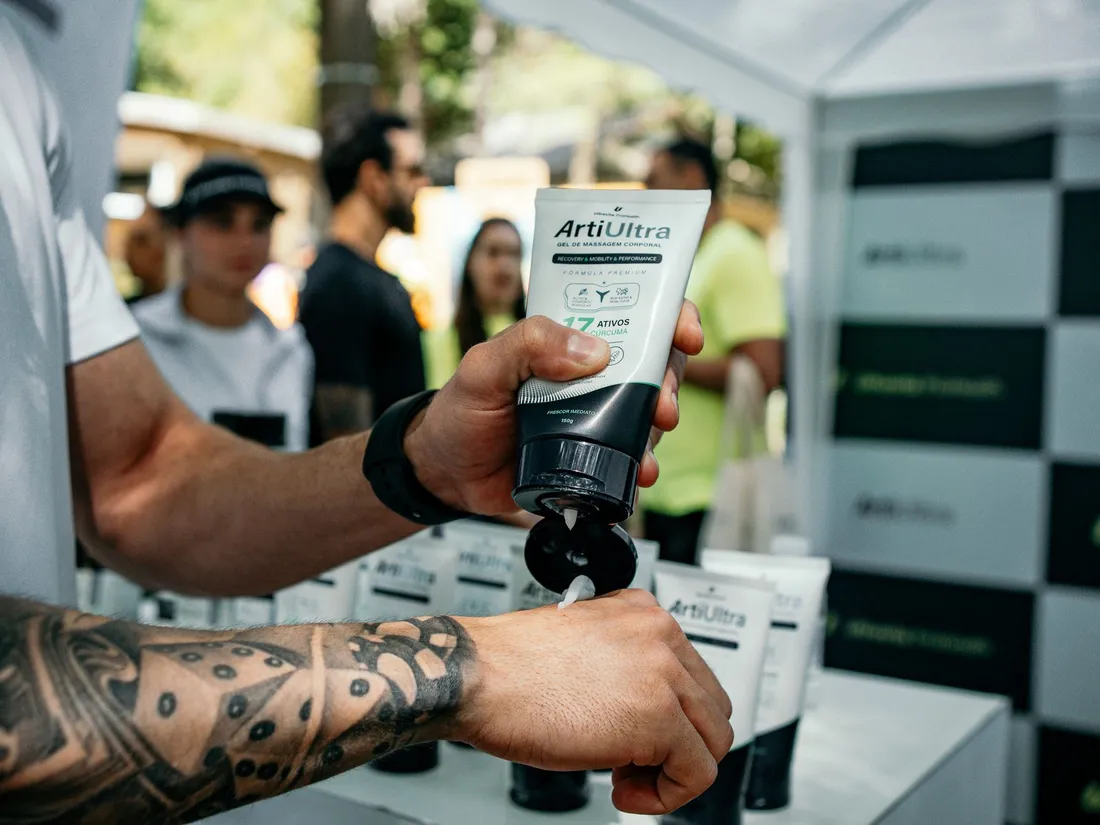 ArtiUltra Gel sendo aplicado na mão